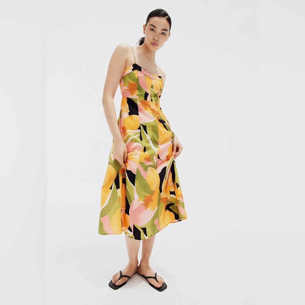 XS Spaghetti Strap Floral A-Line Dress ( loose threads‎ around the zipper area )